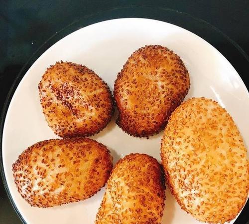 香酥小麻团的制作方法（传统美食，甜而不腻的小吃佳品）