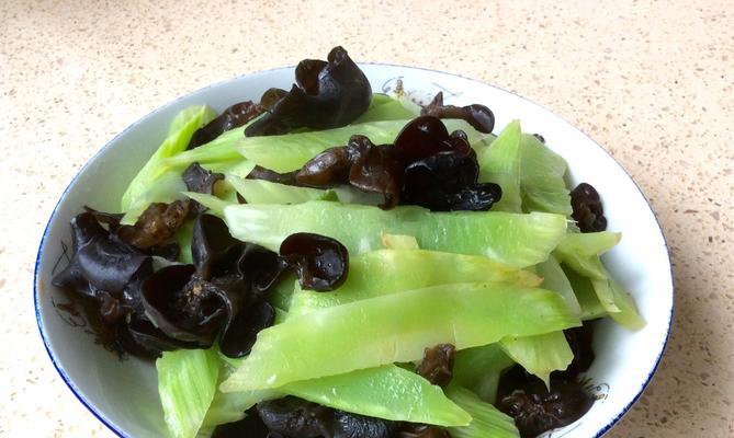 美味健康的莴笋炒鸡蛋木耳（家常菜谱，营养美味不贵；一道下饭佳品，清爽开胃。）