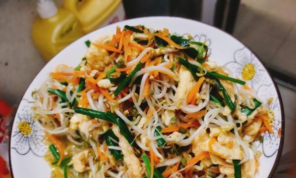 韭菜鸡蛋炒午餐肉的家常做法（简单易学的美食秘籍，让你轻松做出美味的午餐）