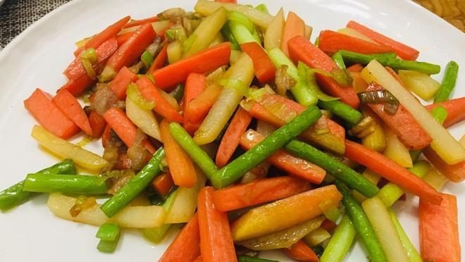 蒜苔炒薯条，清新可口的美食（以薯条为基础，加入独特蒜苔香味，让你一试便爱上！）