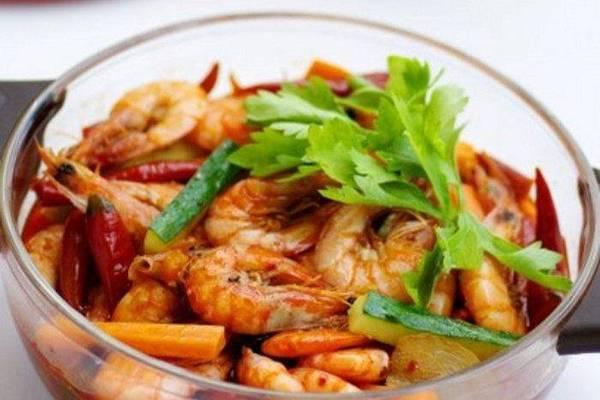香辣排骨炒黄瓜的做法（家常下饭菜，美味可口）
