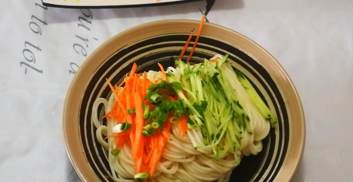 一口凉爽的三丝凉面，夏日必备美食（手把手教你制作清爽可口的三丝凉面，不出门也能享受美食盛宴）