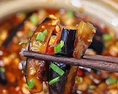如何做出酥麻茄子（用中式烹调方法，制作出口感酥脆、口味浓郁的酥麻茄子）
