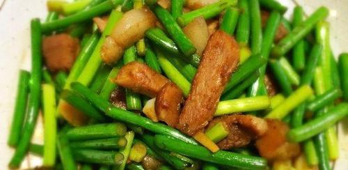 肉丝蒜台的做法（鲜嫩肉丝，蒜香四溢，自家做一份美味佳肴）