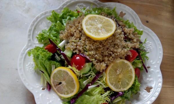 泰式减肥藜麦沙拉——健康饮食的新选择（美味易做，营养丰富，让你瘦身不用挨饿）