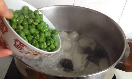 浓郁美味的豌豆汤做法详解（一碗清爽又营养的家常汤品，以豌豆为主角）