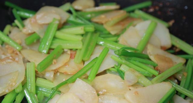 素食主义菜谱：芹菜炒土豆，清爽美味又健康