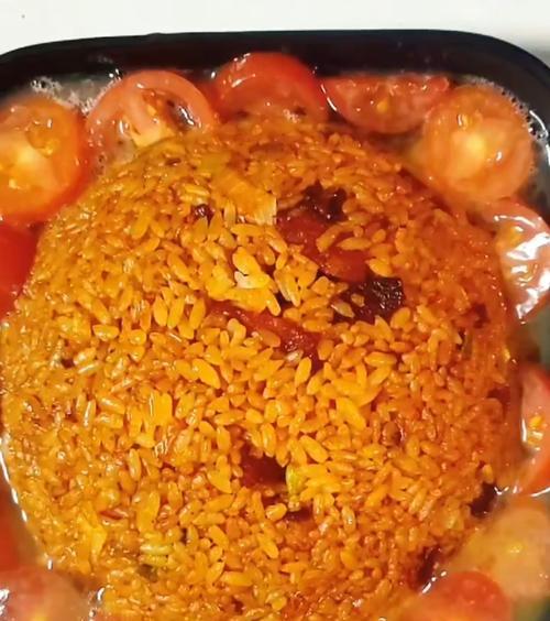 圣女果炒饭，做出美味的简易料理（用圣女果提升口感，轻松烹制一份营养丰富的炒饭）