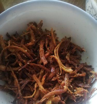 自制鸡胸肉丝小零食，轻松健康又美味！（15个步骤教你打造口感鲜美、营养丰富的小食。）