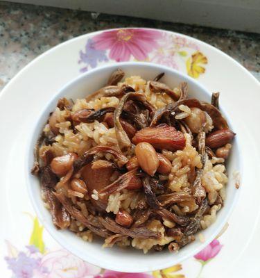 美味可口的砂锅饱咸饭（一道有趣的家常菜肴）