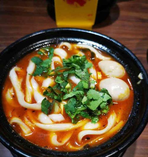 砂锅刀削面，让你感受正宗面食的美味（手工刀削面，原汁原味，美味可口）
