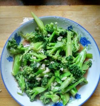 教你如何做出美味的蒜蓉西兰花（如何挑选西兰花，准备调味料，加工步骤详解，注意事项全覆盖）