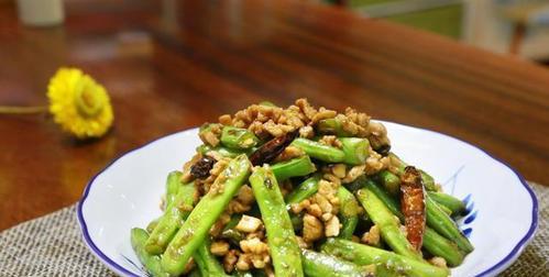 肉丁炒四季豆的做法（家常下饭菜，美味又健康）