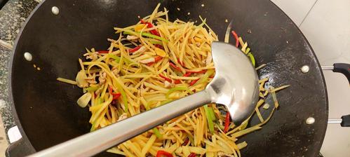 以油滋了土豆丝的家常美食（做法详解，油香味浓，口感爽滑）