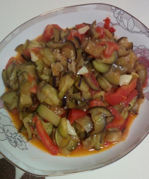 香辣鲜美，教你做好以西红柿辣子炒茄子（鲜美可口的美味佳肴）