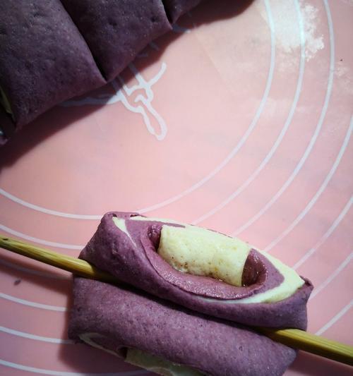 学会做双色麻花卷，轻松制作美味早餐（揭秘双色麻花卷的制作技巧和口感优化，让你的早餐更丰富多样）