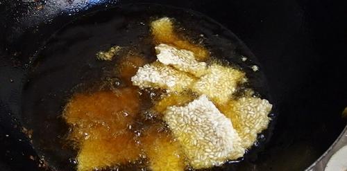 如何制作美味可口的自制锅巴（自制锅巴的做法和技巧，轻松学习制作）