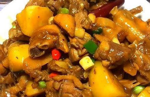 家常美味（鲜香肉味搭配软烂土豆，让你回味无穷）