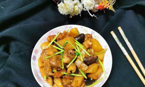 美味香菇焖土豆（简单易学的家常菜）