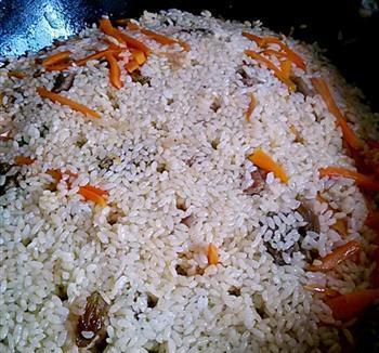 如何用微波炉制作美味抓饭（快速又方便的抓饭制作方法）
