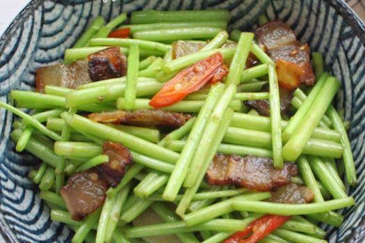 野生芦蒿炒肉丝的做法（采摘、炒制、口感更佳）