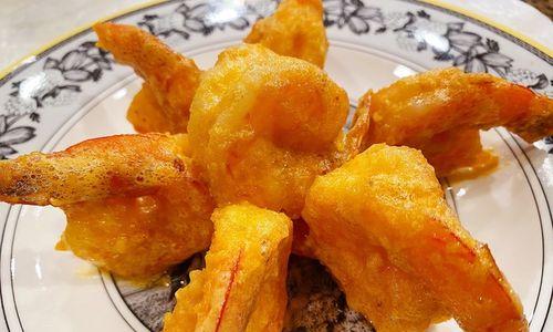 美味可口的炸凤尾虾球（用凤尾虾球制作的家庭美食）