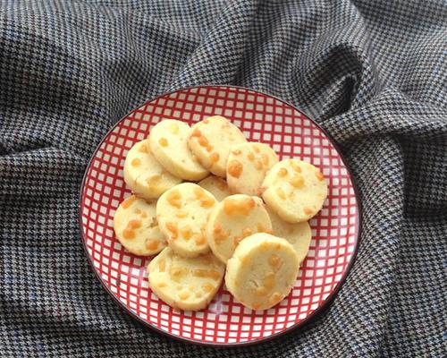美味双色乳酪饼干的制作方法（享受双重口感的美妙体验）