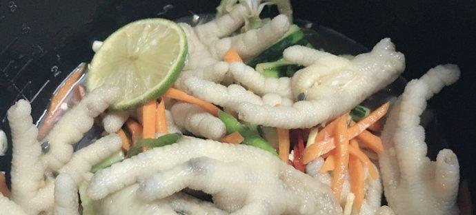 网红鸡爪的制作秘笈（咸香可口享誉全球的美食）