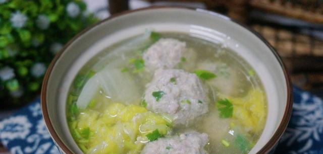 娃娃菜贡丸汤，轻盈味美的冬日暖胃良品（15个步骤教你制作香气四溢的娃娃菜贡丸汤）