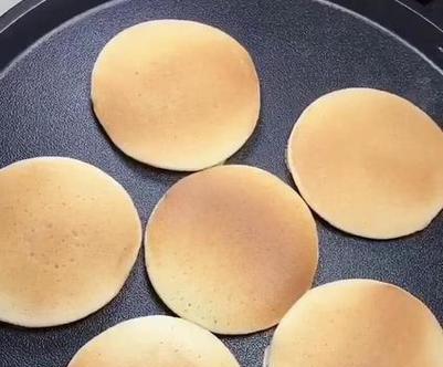 尝香蕉松饼，细味人生滋味（掌握制作技巧，家庭烘焙不再难）