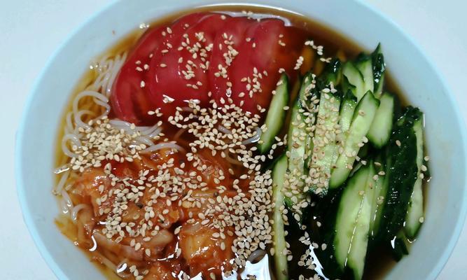 手把手教你制作清凉爽口的冷面（以简单易学的做法，享受夏日美食的美妙滋味）