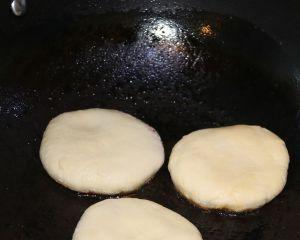 手把手教你做羊肉薄皮软馅饼（美味可口，口感细腻，羊肉香味扑鼻）