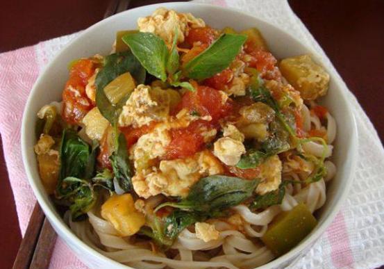 学做一道家常菜——以西红柿鸡蛋豆角（煮出味道香浓的一锅好菜）