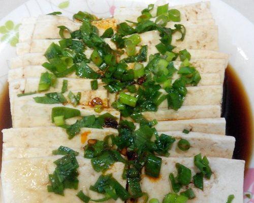 香菜拌豆腐，清爽健康又美味（豆腐与香菜的完美结合，轻松做出一道素食佳肴）