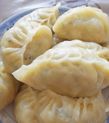 烫面饺——手工美食的味蕾盛宴（传统手工制作，味道鲜美无比）