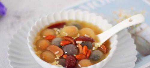 如何制作养生红提枸杞汤（以天然食材为基础，打造健康养生）