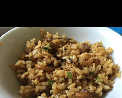 香菇肉丁焖饭的做法（家庭美食的佳品，美味又营养）