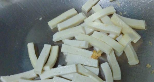 美味可口的素炒白豆腐（营养丰富，健康无负担）