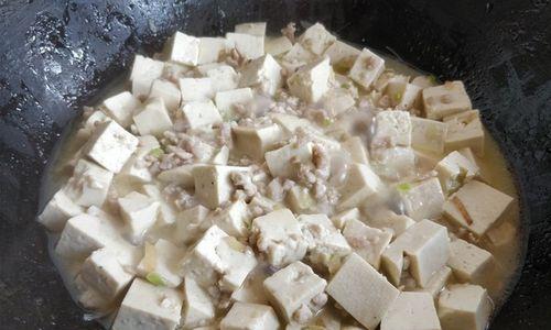 学会制作美味肉末葱花豆腐，享受健康美食（以豆腐为主食，搭配鲜嫩肉末和香气四溢的葱花，让你爱上素食）