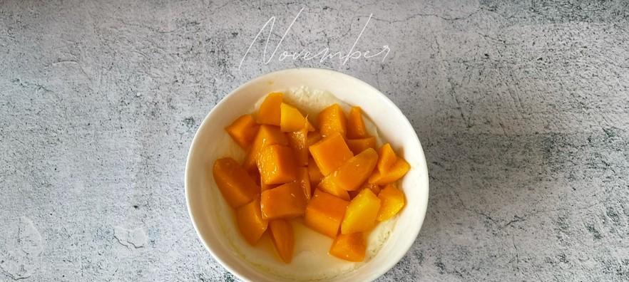 手把手教你制作美味甜品——双皮奶芒果（让你在家也能吃到餐厅级别的甜品）