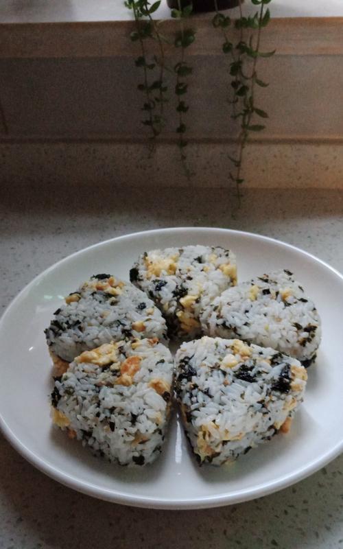 手工大饭团的制作方法（美味可口，营养丰富）