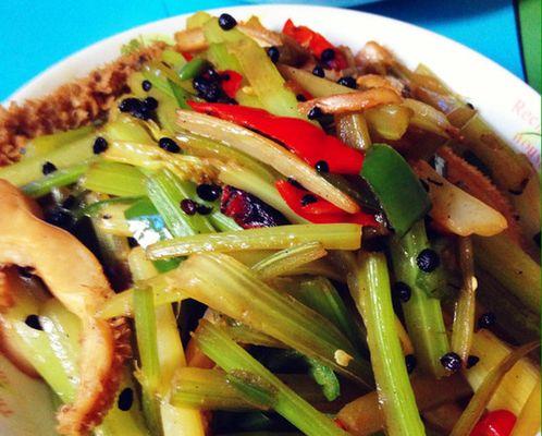 家常美食（清脆可口的佳肴让你爱不释口）