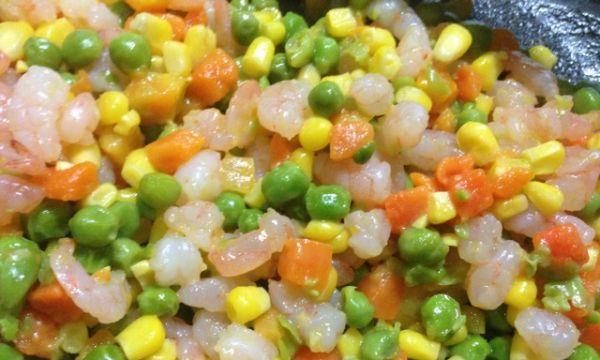 五彩虾仁粥的制作方法（做出美味的五彩虾仁粥，轻松享受美食盛宴）