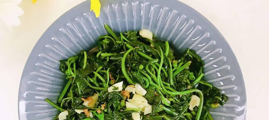 以咸猪骨滚辣椒叶的做法（用传统的烹饪方式尝试新鲜的味道）