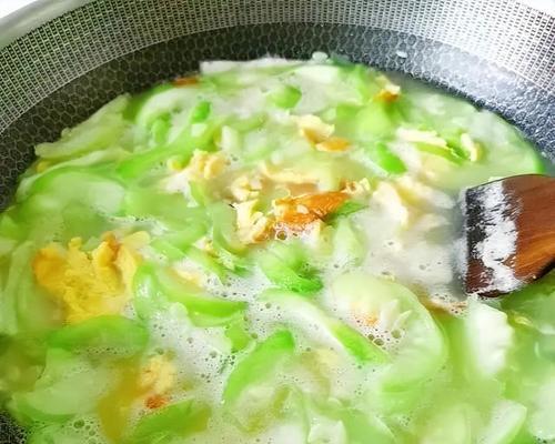 丝瓜肉末汤的做法（健康美味，味蕾享受）