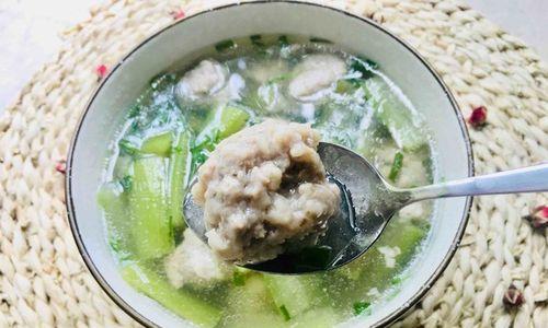 丝瓜脆肉丸汤的家常做法（健康美味，滋补暖胃，自制丝瓜脆肉丸汤）