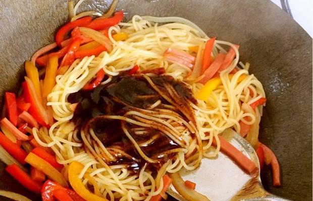 意大利面酱料的制作方法（从简单到复杂，掌握多种口味）