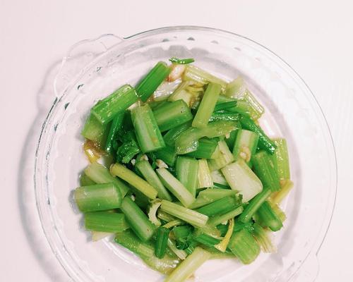 教你如何制作美味可口的素炒香芹（健康又美味的素炒香芹，让你吃出好心情）