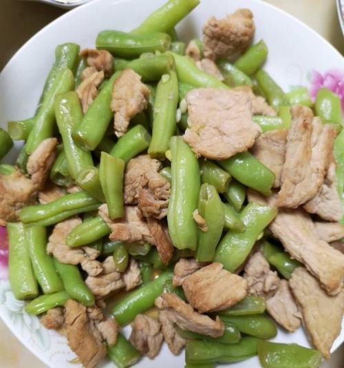 一道美味的家常菜——芸豆角炒肉丝（简单易学的做法，让你轻松掌握）