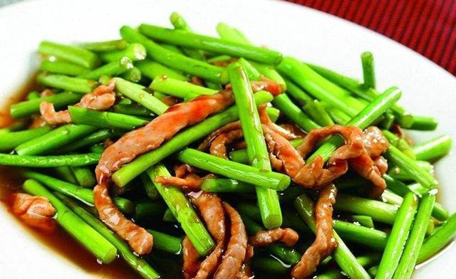 肉丝炒蒜苔，营养又美味（家常菜谱，美味易上手）